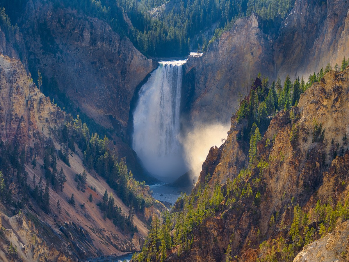 Yellowstone National Park – Geysers, Canyons & First Miles North (Day&nbsp;1-2)
