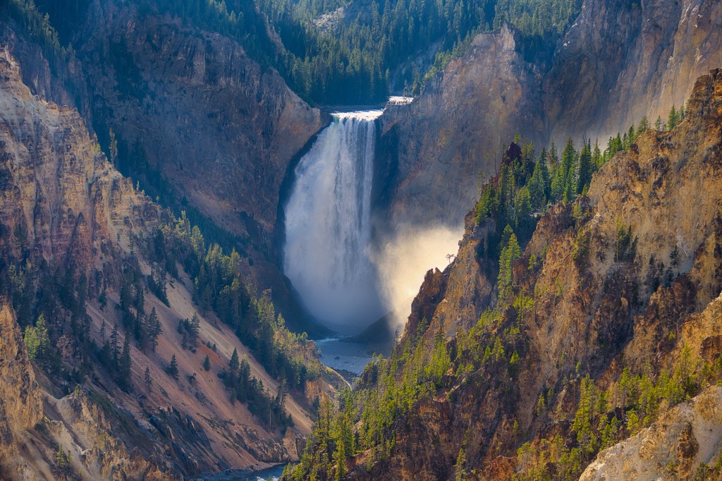 Yellowstone National Park – Geysers, Canyons & First Miles North (Day&nbsp;1-2)