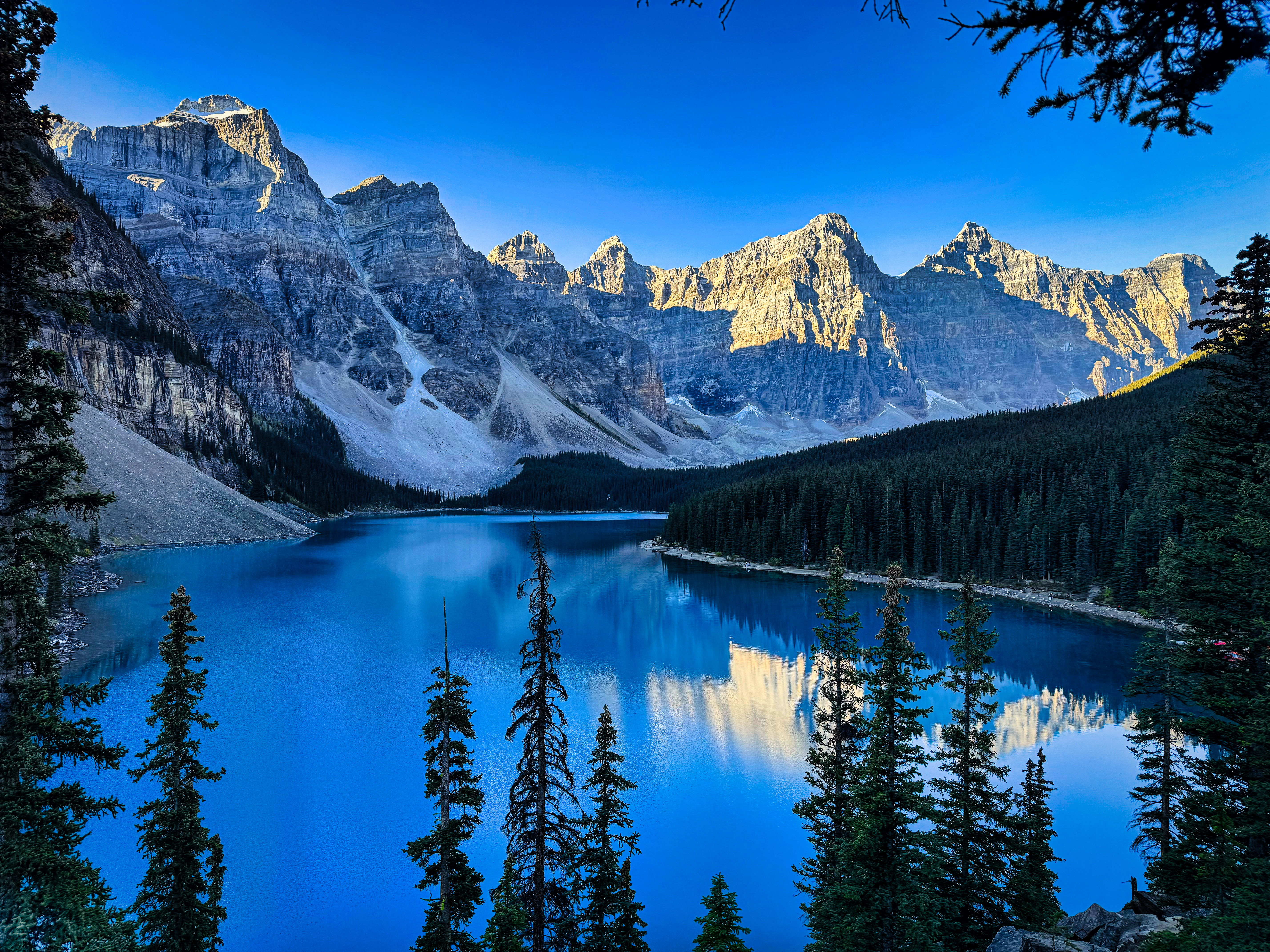 Moraine Lake: Where Autumn Meets the Sky (Day&nbsp;6)